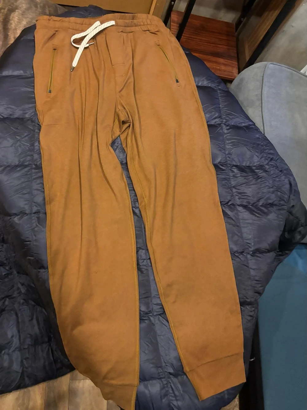 Vuori men’s Drawstring Jogger Pants in rust